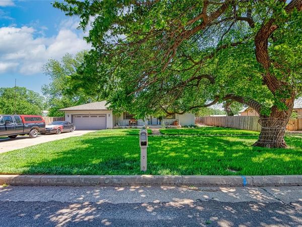 704 N Broadway Street, Sayre, OK 73662