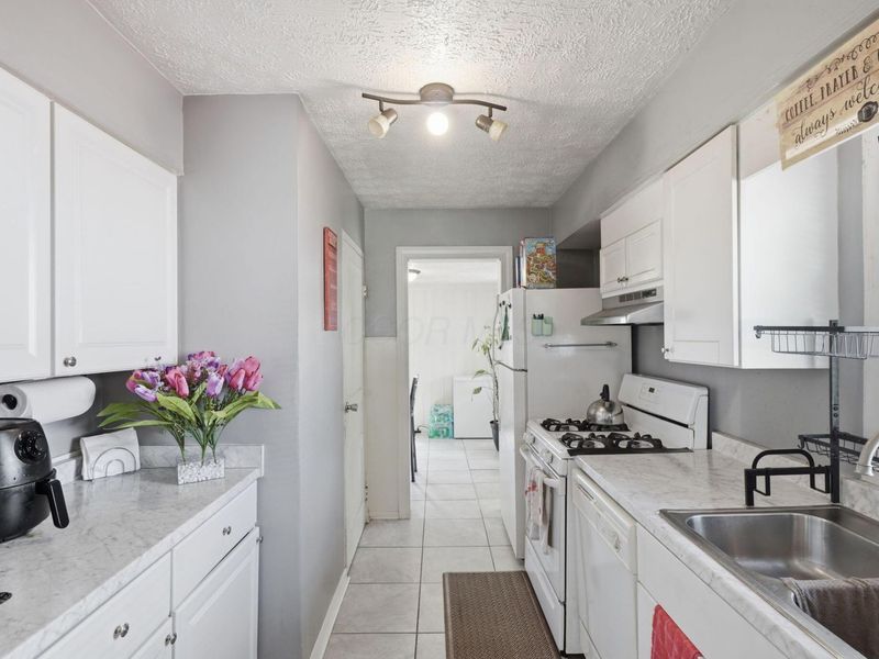 1927 Jermain Drive, Columbus, OH 43219 Photo 8