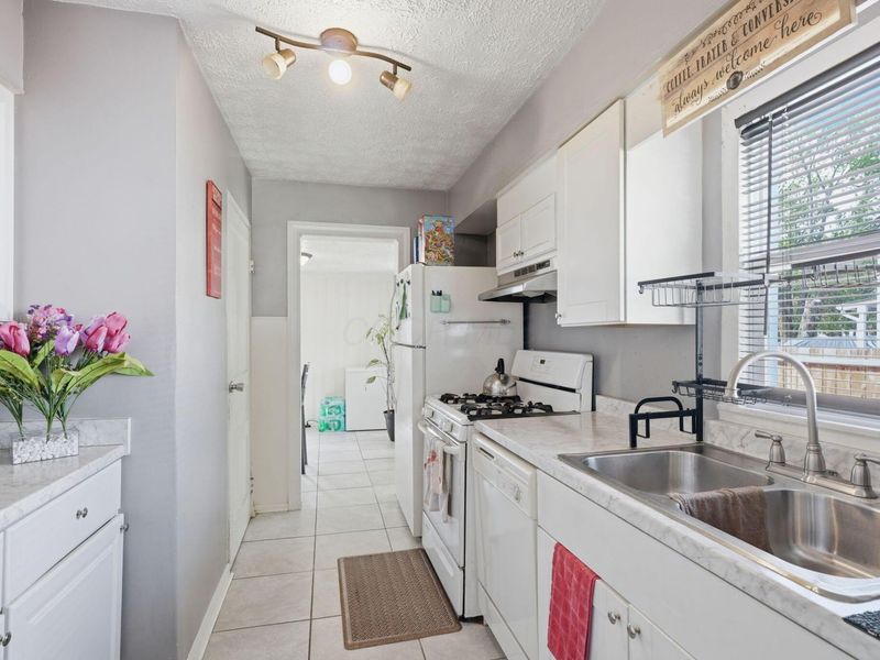 1927 Jermain Drive, Columbus, OH 43219 Photo 9