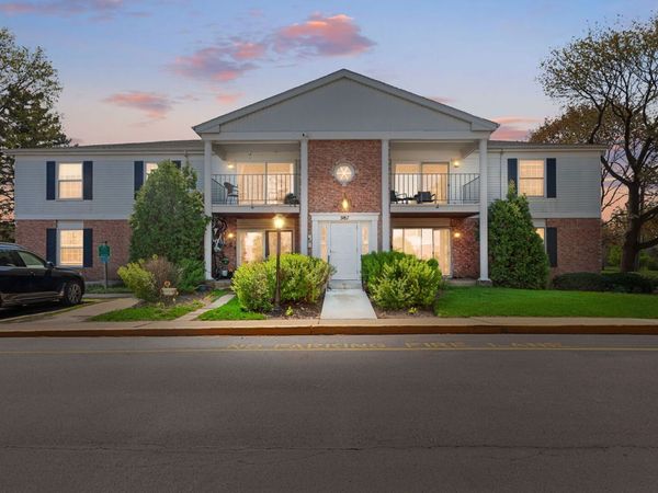 987 Golf Course Road, Unit 8, Crystal Lake, IL 60014