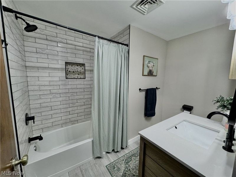 2315 Howland Wilson Road, Cortland, OH 44410 Photo 9