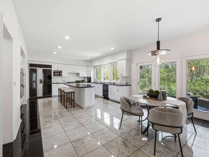 9030 Ambercreek Drive, Cincinnati, OH 45236 Photo 12