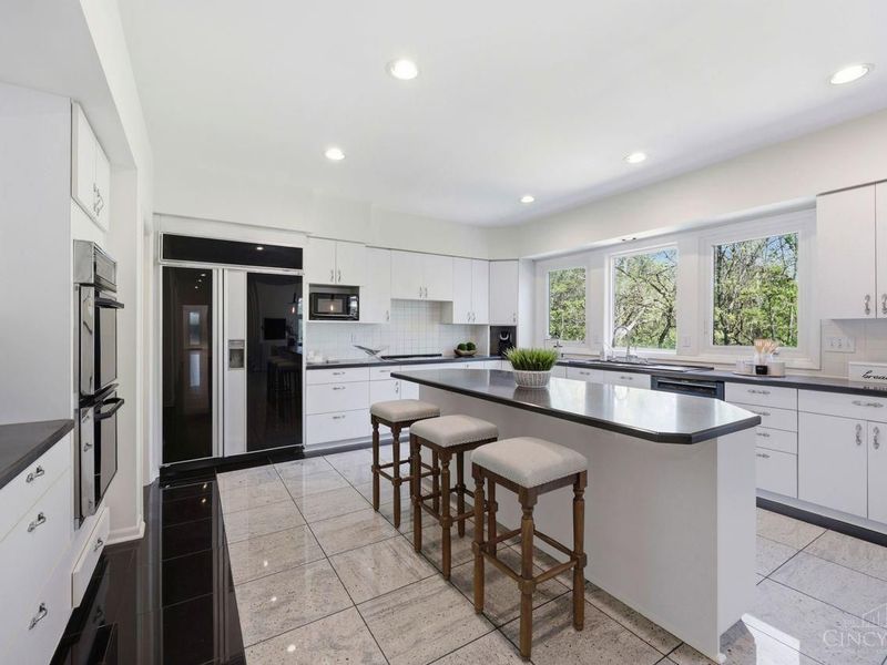 9030 Ambercreek Drive, Cincinnati, OH 45236 Photo 13