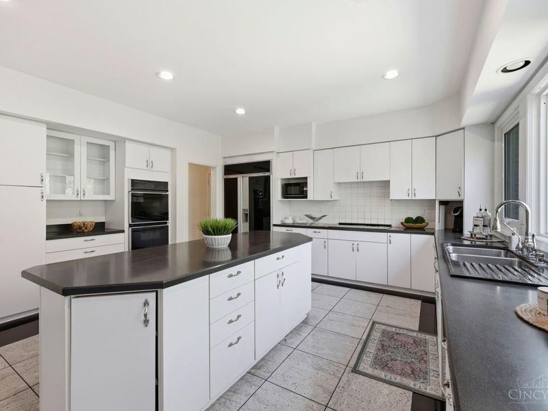 9030 Ambercreek Drive, Cincinnati, OH 45236 Photo 14