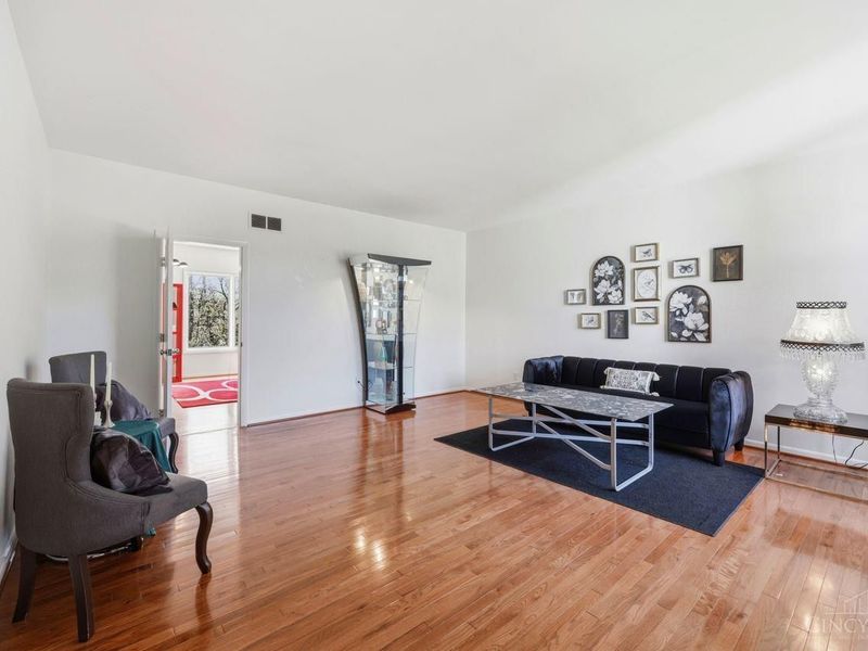 9030 Ambercreek Drive, Cincinnati, OH 45236 Photo 5