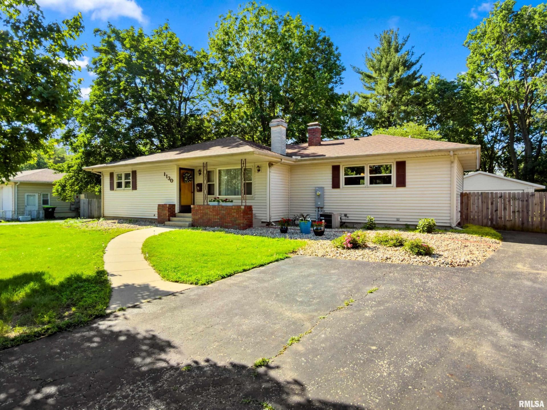 1130 W Sunnyside Street, Chillicothe, IL 61523 Main Photo