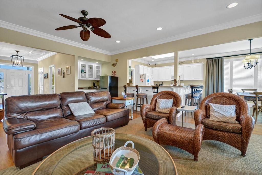 402 Pompano Street Photo 10