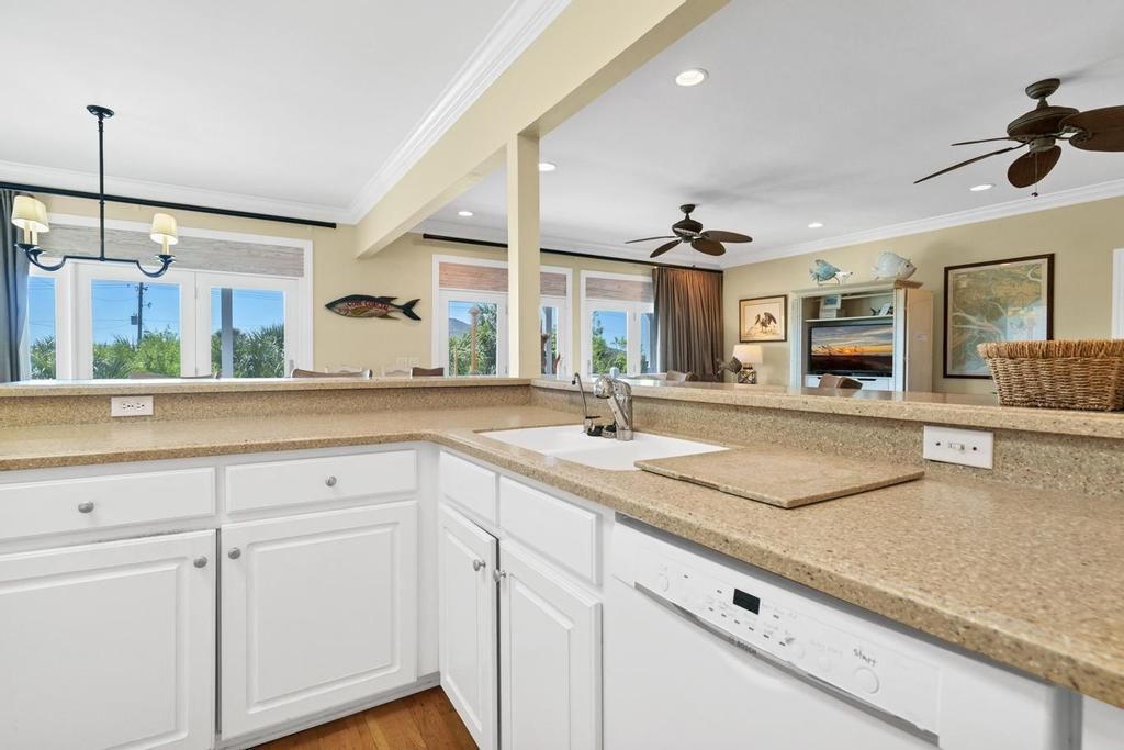 402 Pompano Street Photo 17