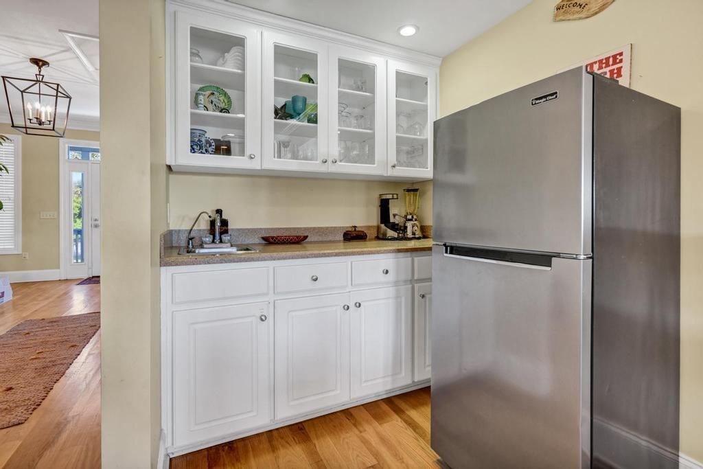 402 Pompano Street Photo 8