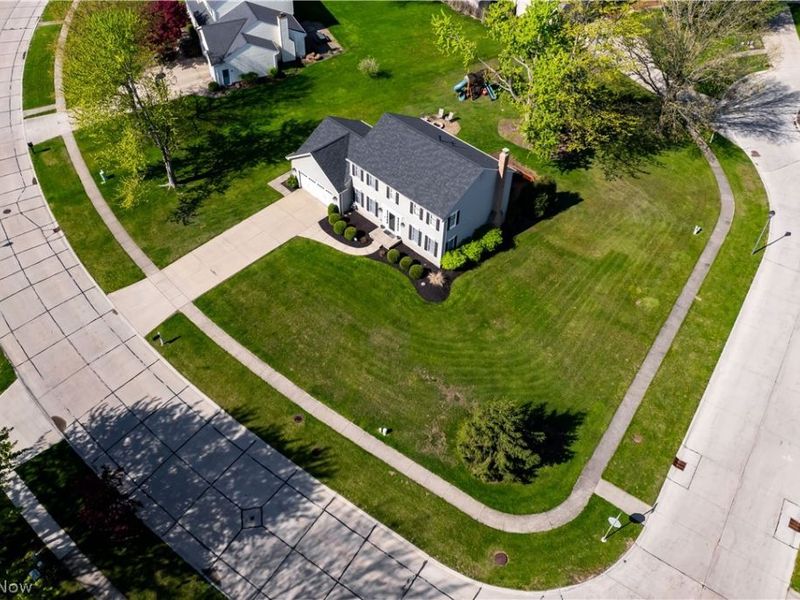 718 Wedgewood Drive, Avon Lake, OH 44012 Photo 2