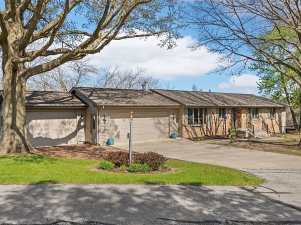 1896 Sunset Drive NE, Solon, IA 52333