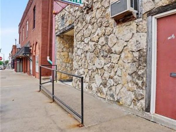 110 W 5th Avenue, Garnett, KS 66032