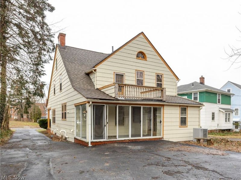 979 Oxford Road , Cleveland Heights, OH 44121 Photo 3