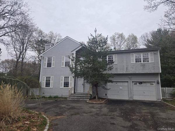 25 Pinecone Lane , Islandia, NY 11749