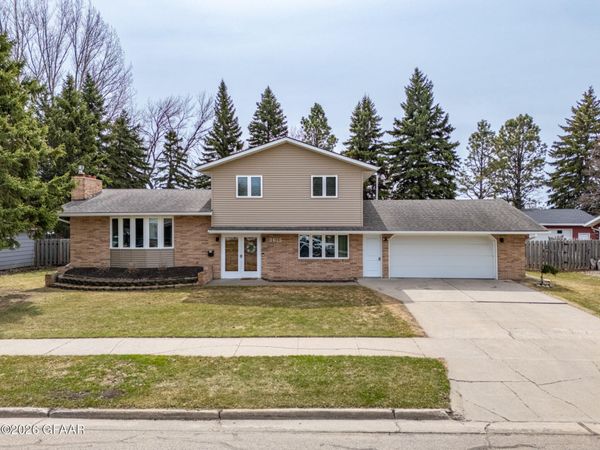 3615 9TH Avenue N, Grand Forks, ND 58203