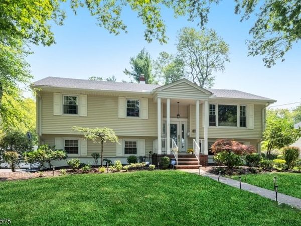440 Yuhas Dr, Paramus, NJ 07652