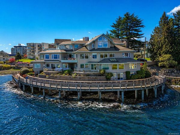 9885 Second St , Unit 5, Sidney, BC V8L 3C7