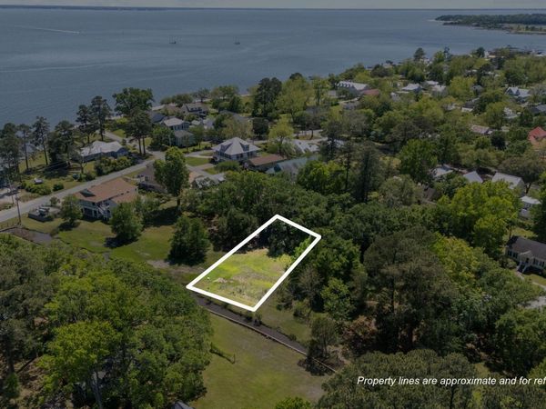 360 Vandemere Street , Oriental, NC 28571