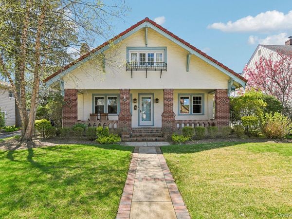 40 Hollywood Court , Rockville Centre, NY 11570