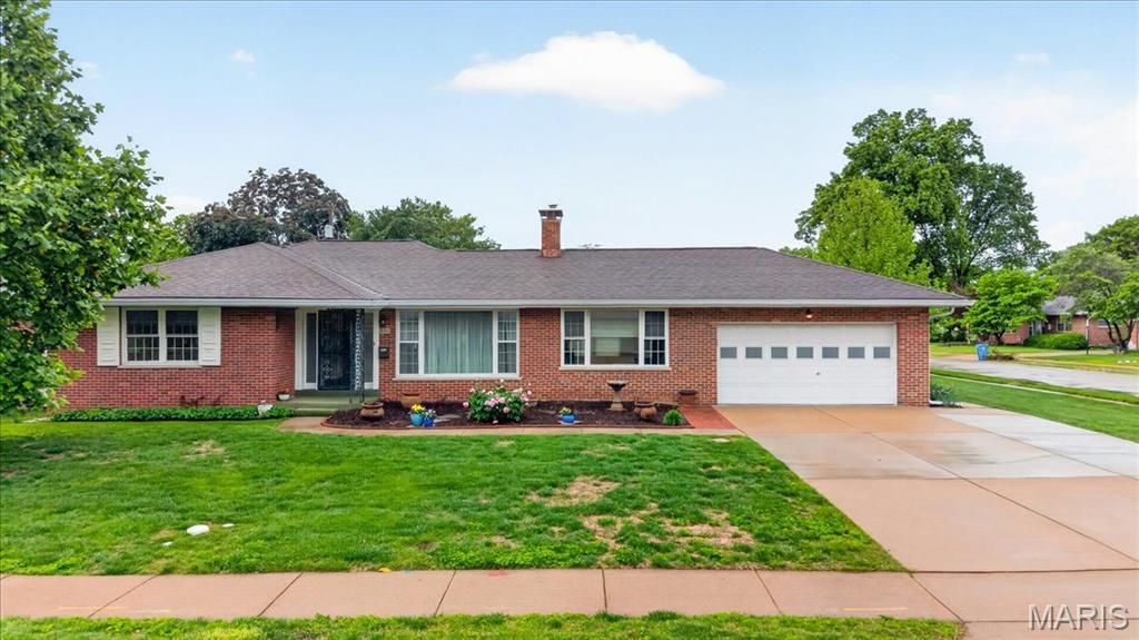350 W Saint Anthony Lane, Florissant, MO 63031 Main Photo
