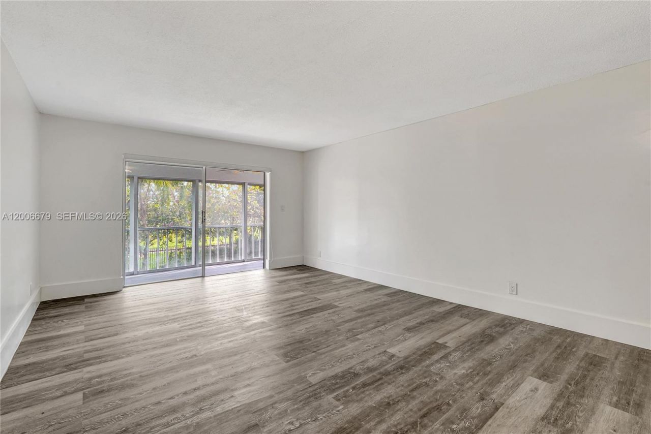 4800 Hillcrest Ln , Unit 207, Hollywood, FL 33021 Photo
