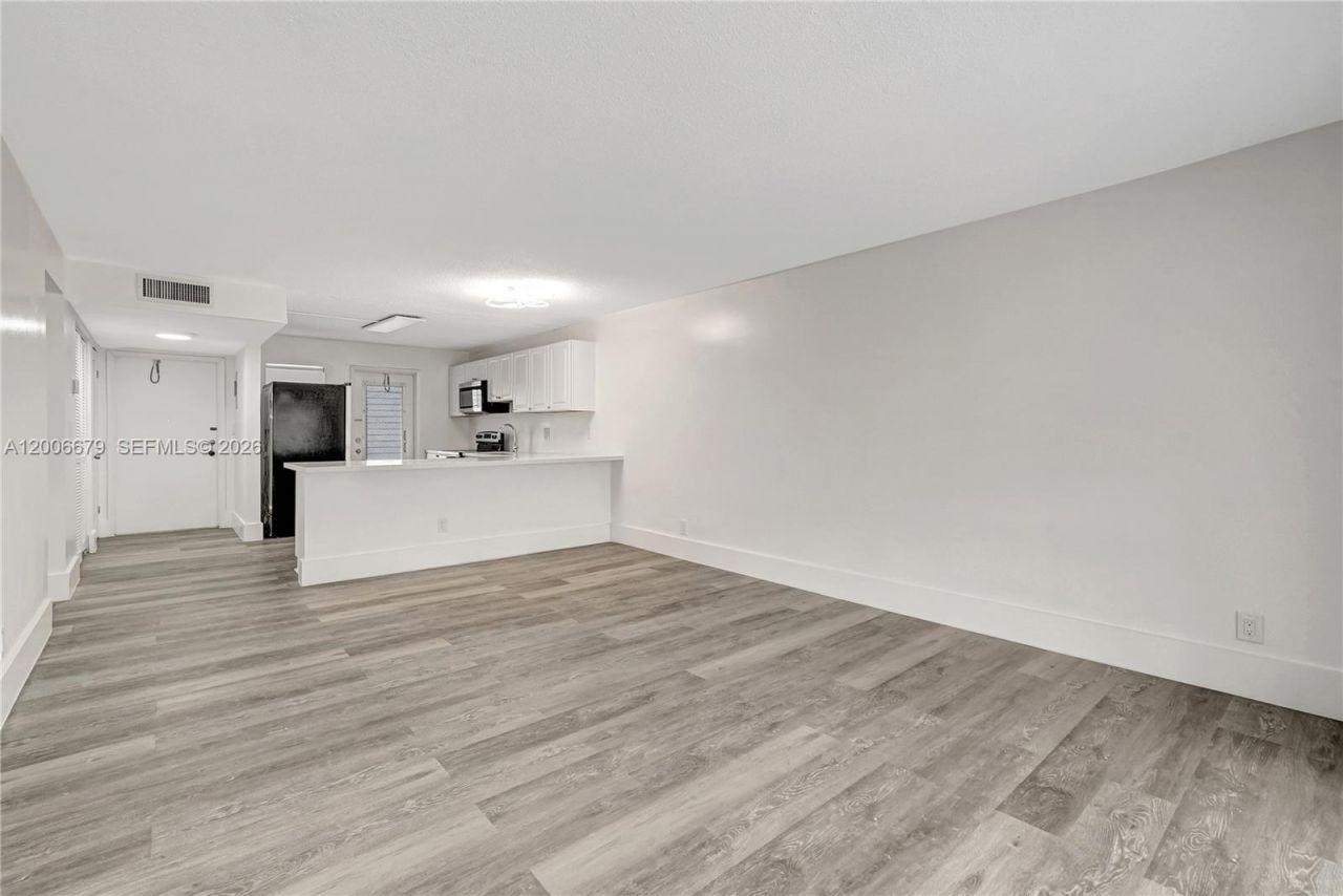 4800 Hillcrest Ln , Unit 207, Hollywood, FL 33021 Photo