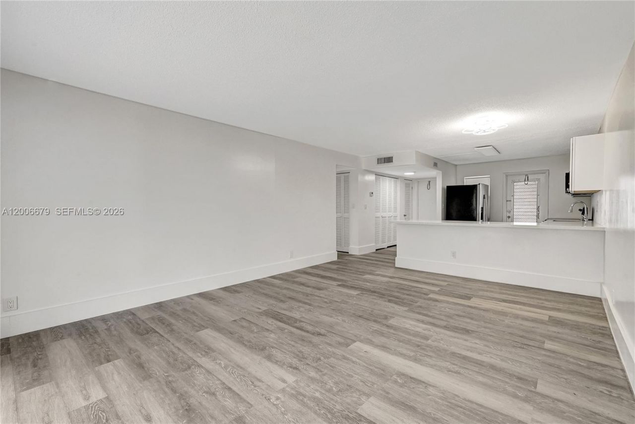 4800 Hillcrest Ln , Unit 207, Hollywood, FL 33021 Photo