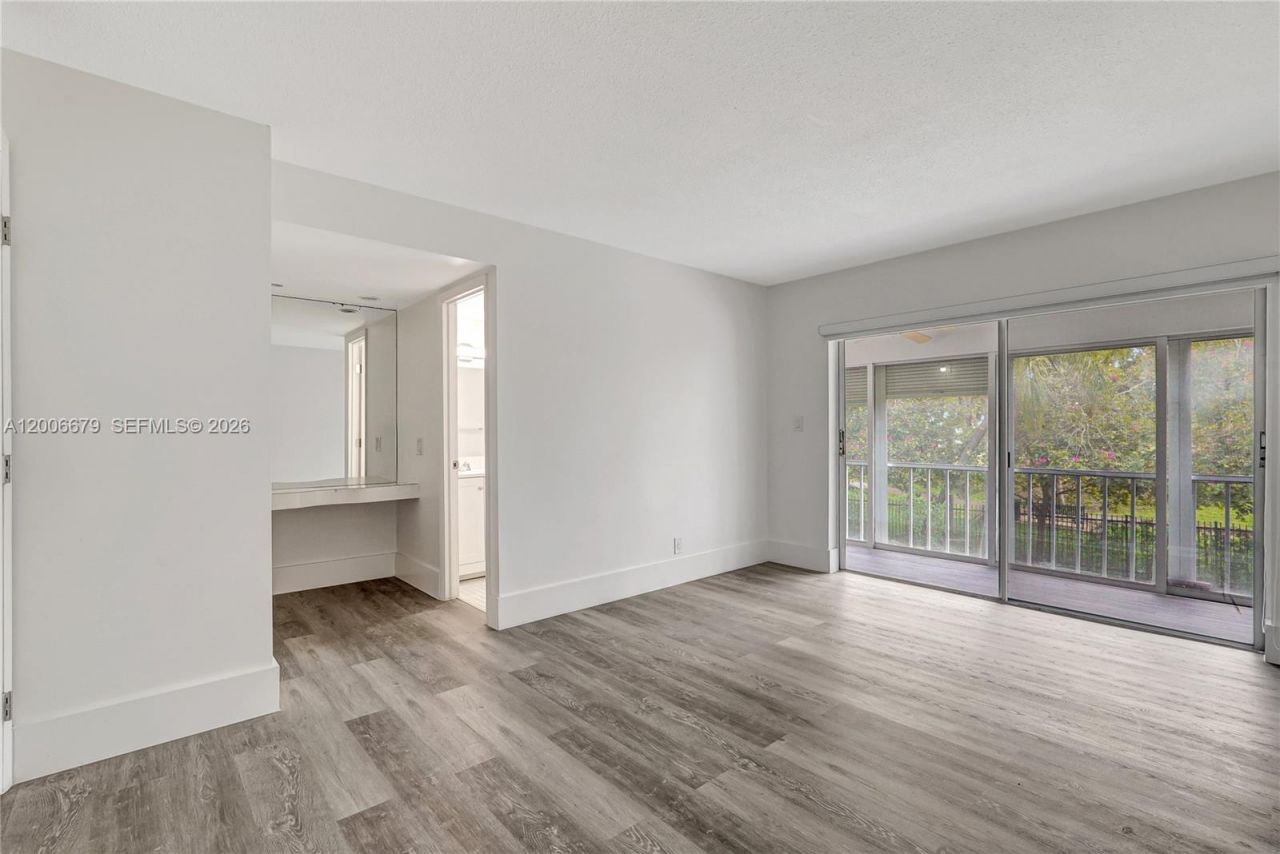 4800 Hillcrest Ln , Unit 207, Hollywood, FL 33021 Photo