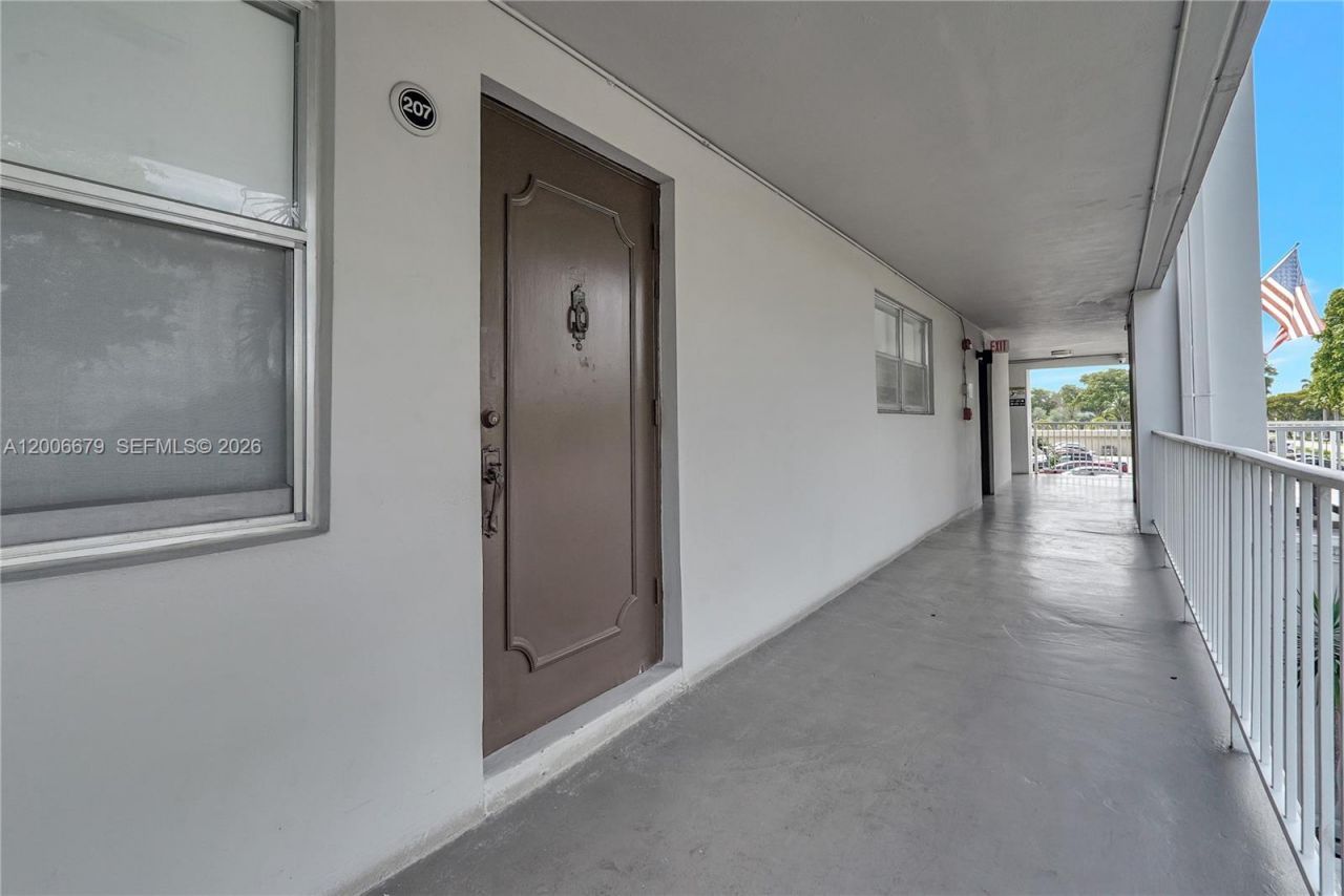 4800 Hillcrest Ln , Unit 207, Hollywood, FL 33021 Photo