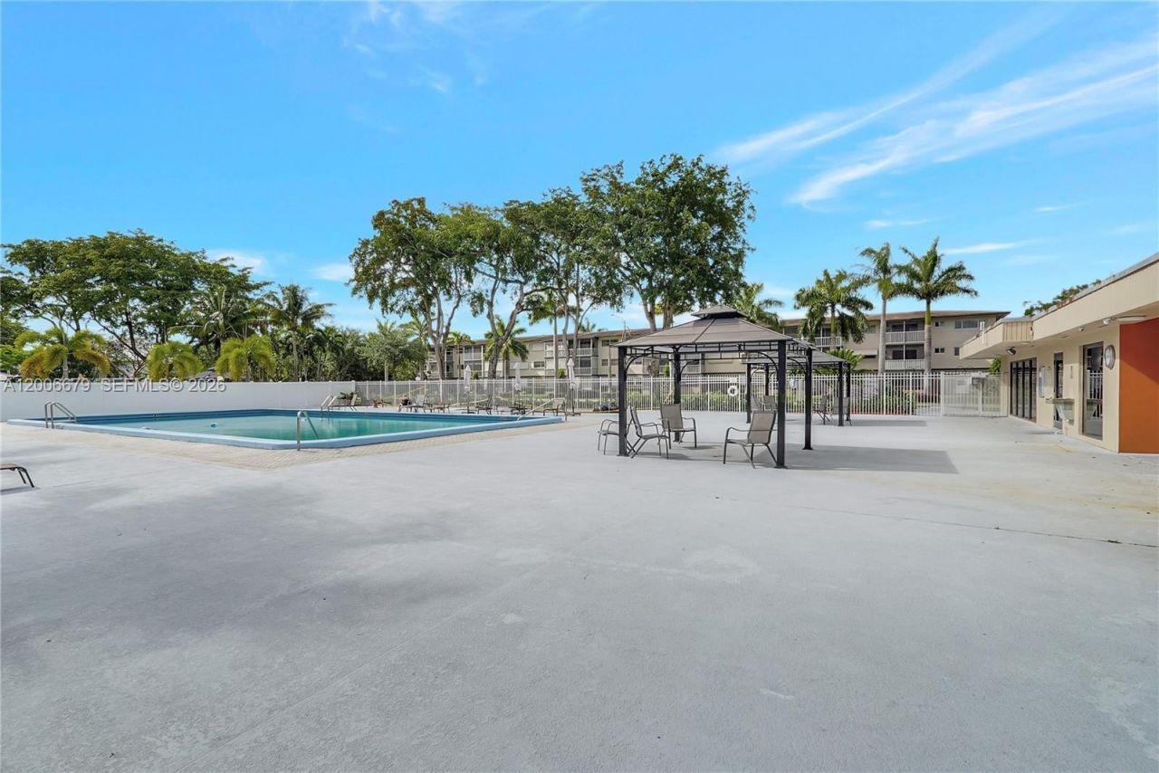 4800 Hillcrest Ln , Unit 207, Hollywood, FL 33021 Photo