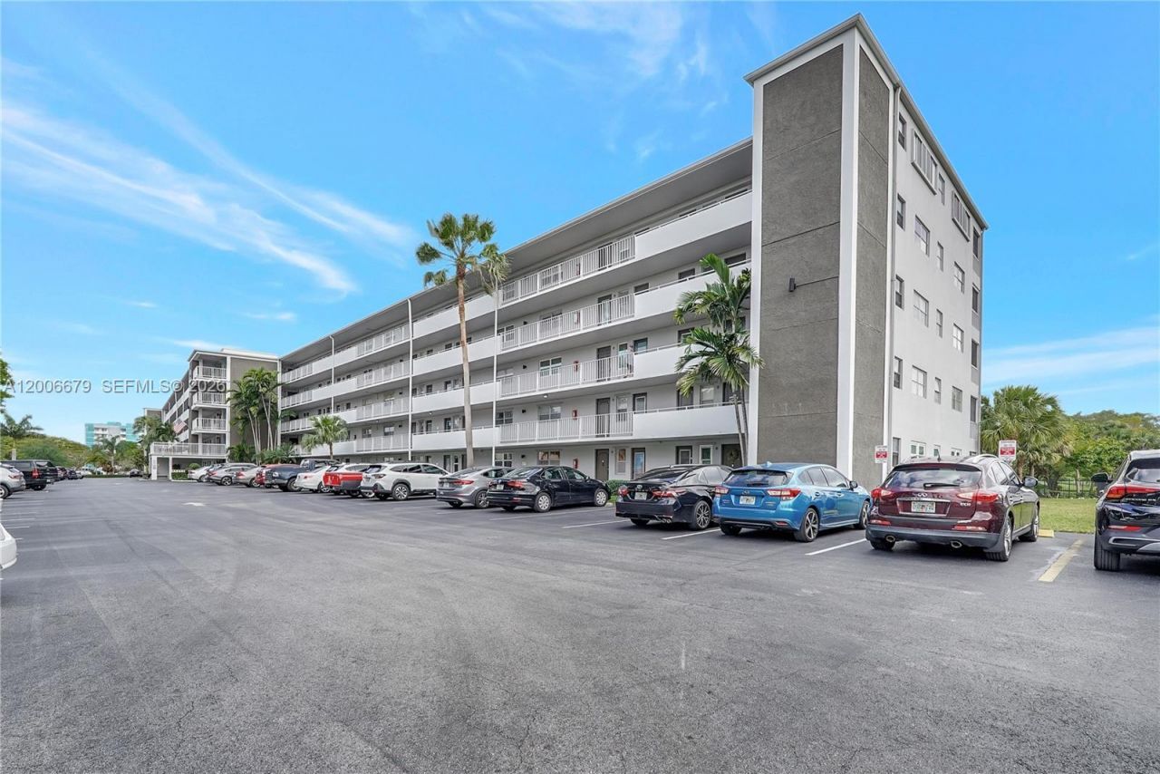 4800 Hillcrest Ln , Unit 207, Hollywood, FL 33021 Photo