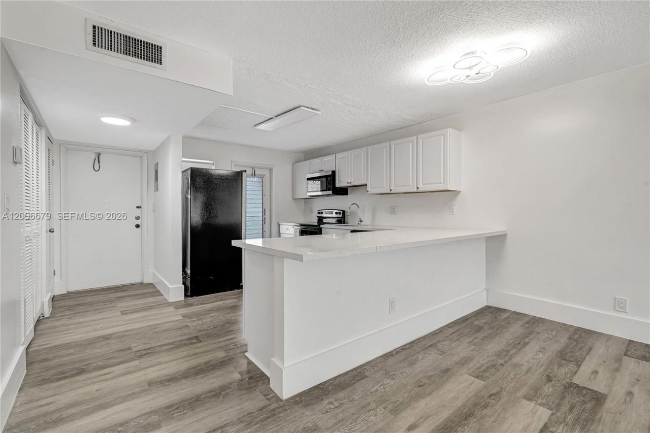 4800 Hillcrest Ln , Unit 207, Hollywood, FL 33021 Photo