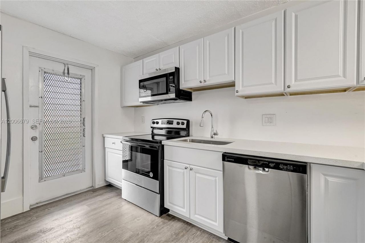 4800 Hillcrest Ln , Unit 207, Hollywood, FL 33021 Photo