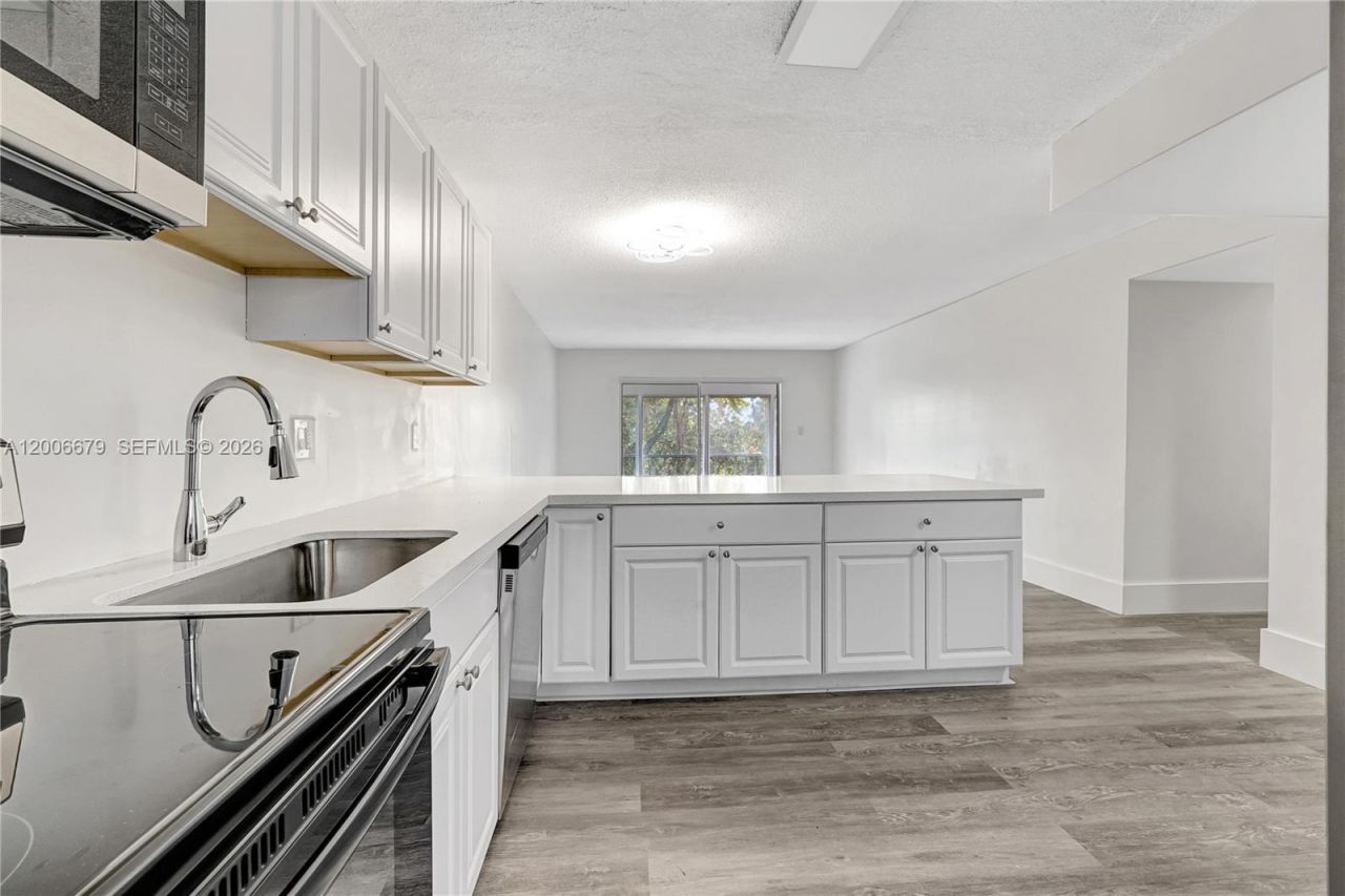 4800 Hillcrest Ln , Unit 207, Hollywood, FL 33021 Photo