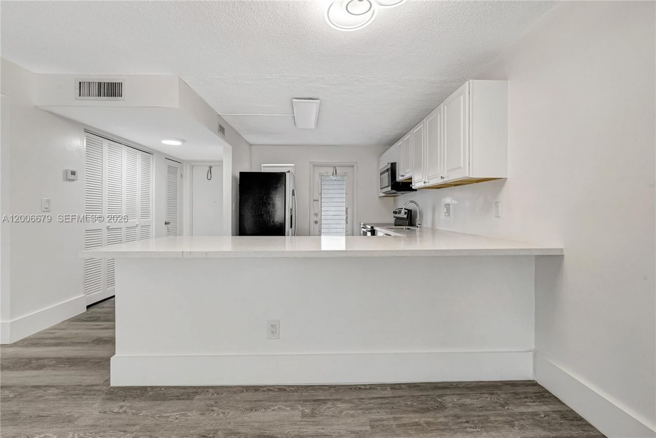 4800 Hillcrest Ln , Unit 207, Hollywood, FL 33021 Photo
