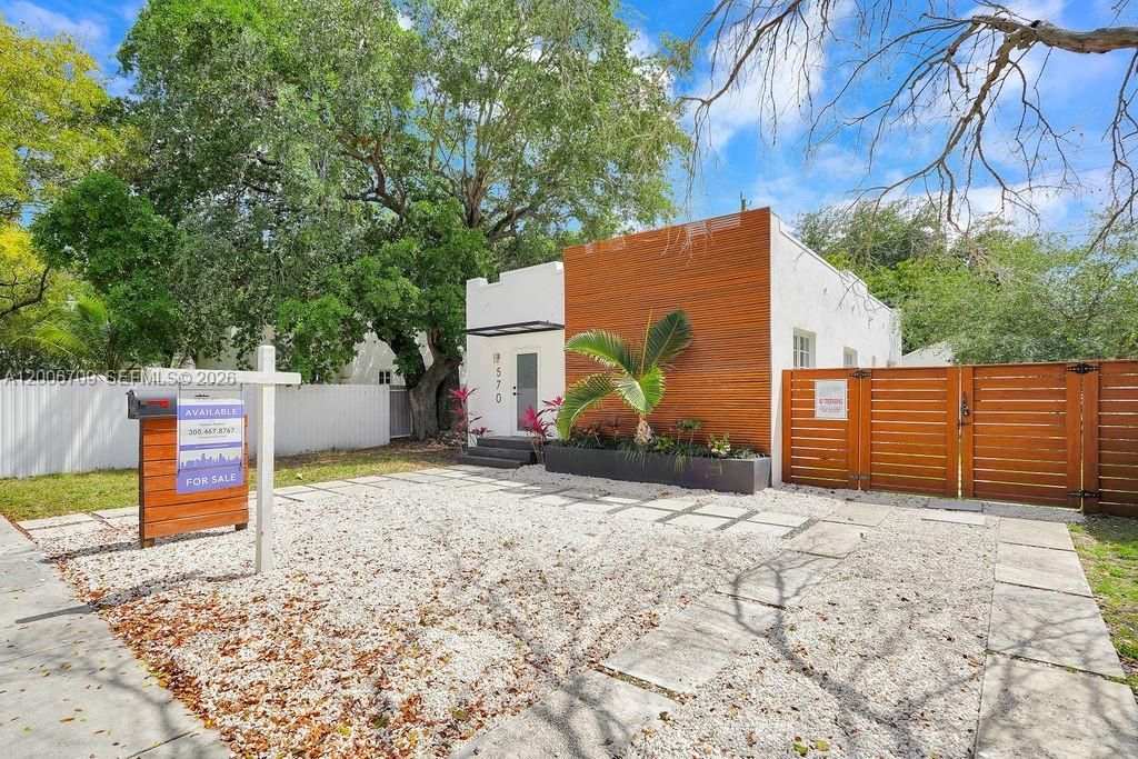 570 NW 48th St , Miami, FL 33127 Photo