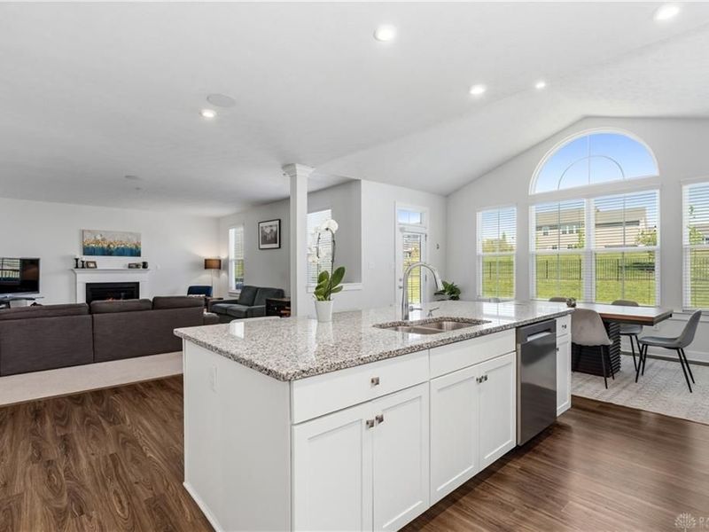 894 Acorn Drive, Sugarcreek Township, OH 45440 Photo 11