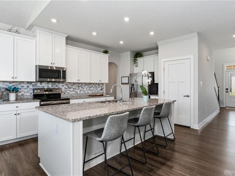 894 Acorn Drive, Sugarcreek Township, OH 45440 Photo 8