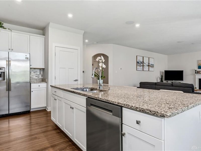 894 Acorn Drive, Sugarcreek Township, OH 45440 Photo 9