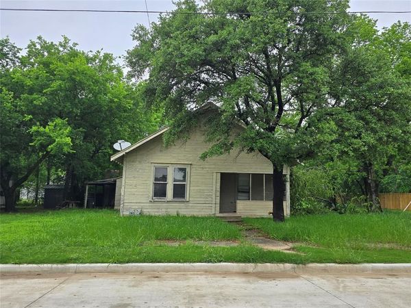1013 E Tennie Street , Gainesville, TX 76240
