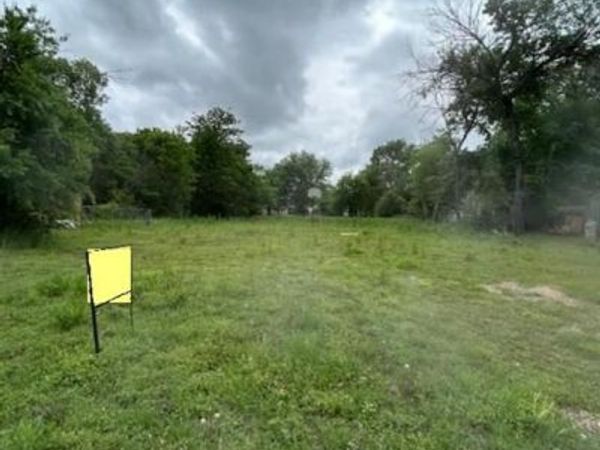 405 E Grand Street , Whitewright, TX 75491