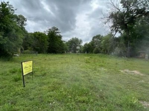 405 E Grand Street , Whitewright, TX 75491