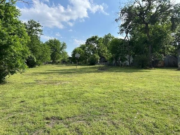 405 E Grand Street , Whitewright, TX 75491