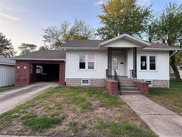 127 W Bates Street , Roodhouse, IL 62082