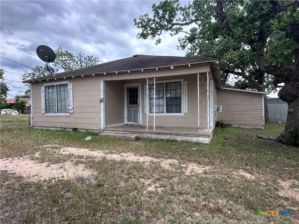 921 E Courthouse , Cuero, TX 77954