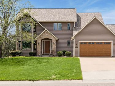 2470 Queensport Road, Woodbury, MN 55125