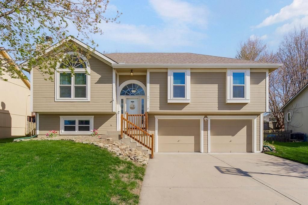 301 Porter Drive, Smithville, MO 64089 Main Photo