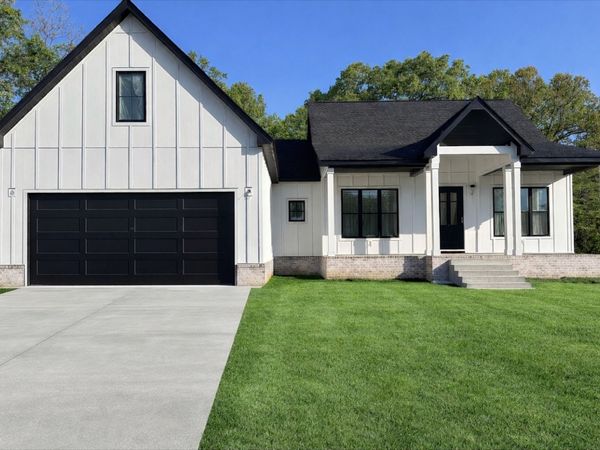 1064 Mulberry St, Burns, TN 37029