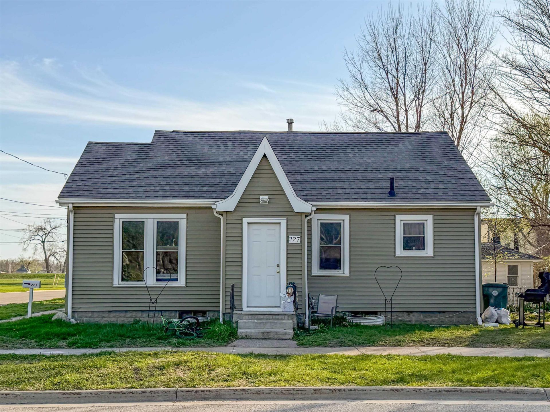 227 E 10th Street, Waterloo, IA 50703 Main Photo