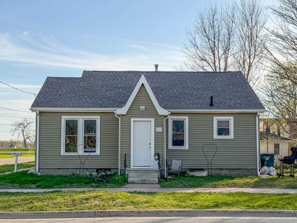 227 E 10Th Street, Waterloo, IA 50703